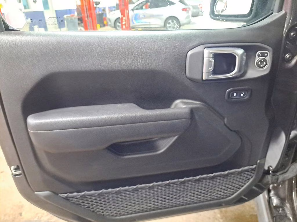 2024 Granite Crystal Metallic Clearcoat Jeep Wrangler Rubicon w/Tech & 35in Tire Pkg 4X4 SUV