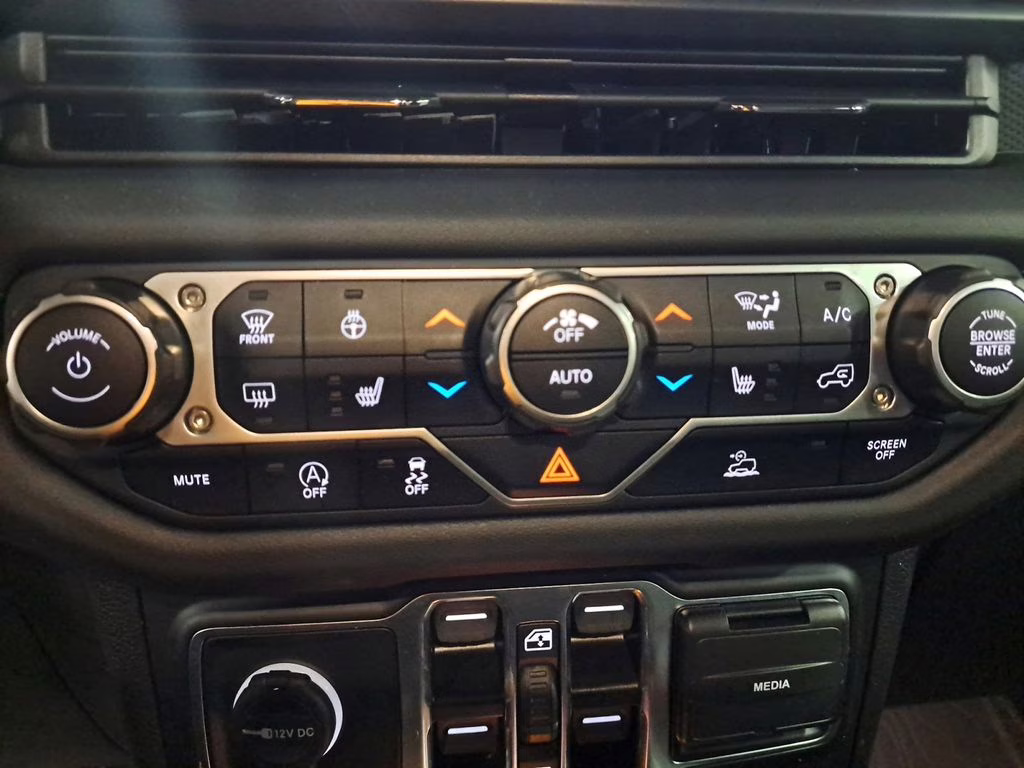 2024 Granite Crystal Metallic Clearcoat Jeep Wrangler Rubicon w/Tech & 35in Tire Pkg 4X4 SUV