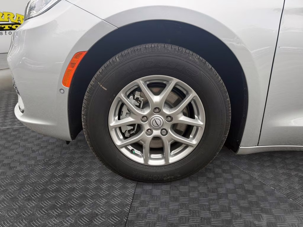 2026 Silver Mist Clearcoat Chrysler Pacifica Select FWD Van