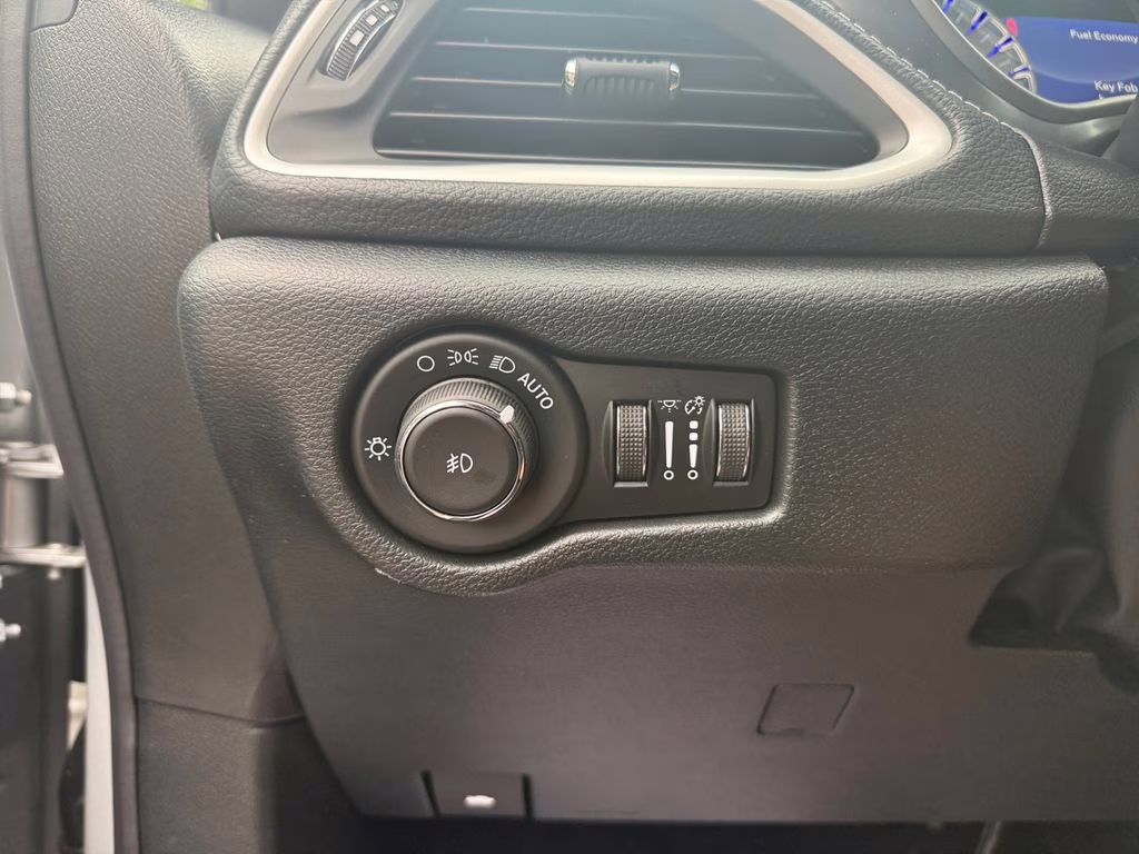 2026 Silver Mist Clearcoat Chrysler Pacifica Select FWD Van