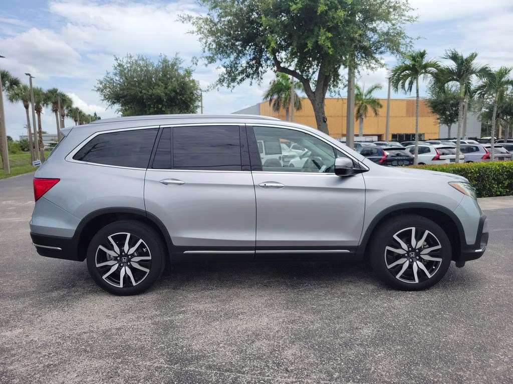 2021 Lunar Silver Metallic Honda Pilot Elite AWD SUV