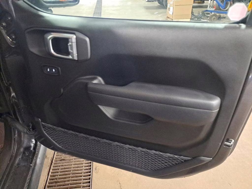 2024 Granite Crystal Metallic Clearcoat Jeep Wrangler Rubicon w/Tech & 35in Tire Pkg 4X4 SUV