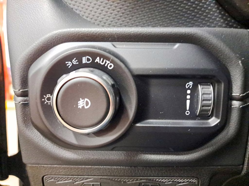 2024 Granite Crystal Metallic Clearcoat Jeep Wrangler Rubicon w/Tech & 35in Tire Pkg 4X4 SUV