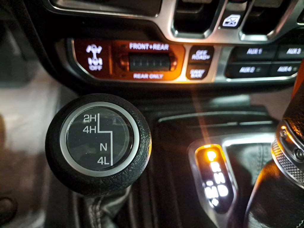 2024 Granite Crystal Metallic Clearcoat Jeep Wrangler Rubicon w/Tech & 35in Tire Pkg 4X4 SUV