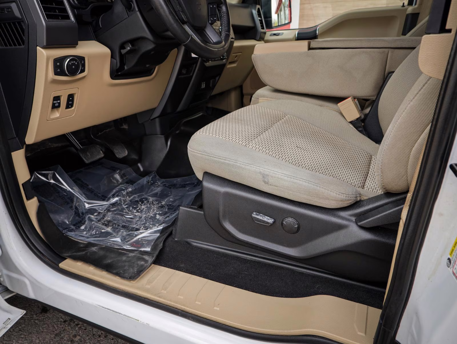 2019 Oxford White Ford F-150 XLT 4X4 Truck