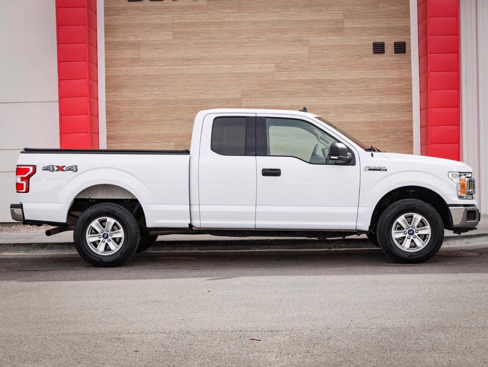 2019 Oxford White Ford F-150 XLT 4X4 Truck