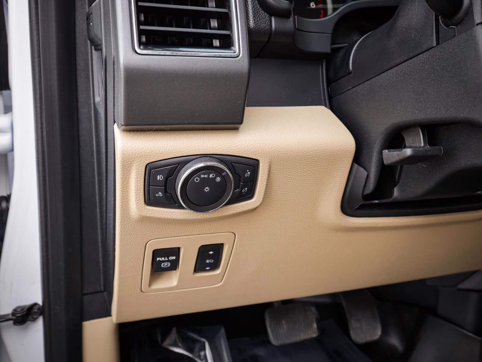 2019 Oxford White Ford F-150 XLT 4X4 Truck