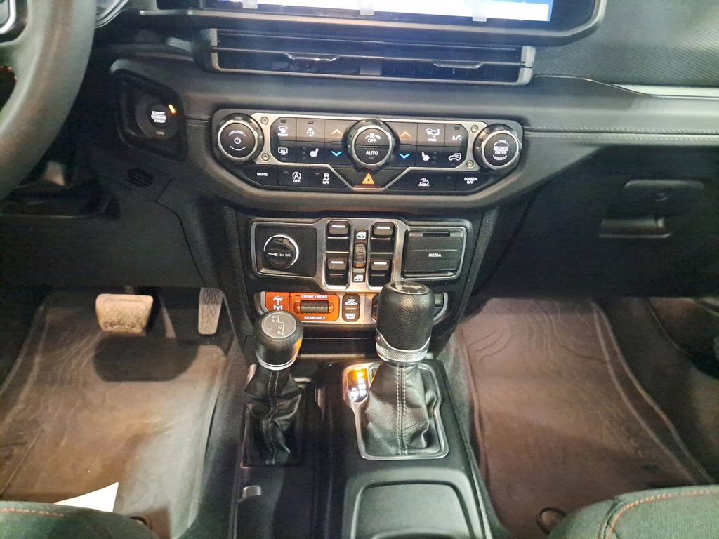 2024 Granite Crystal Metallic Clearcoat Jeep Wrangler Rubicon w/Tech & 35in Tire Pkg 4X4 SUV