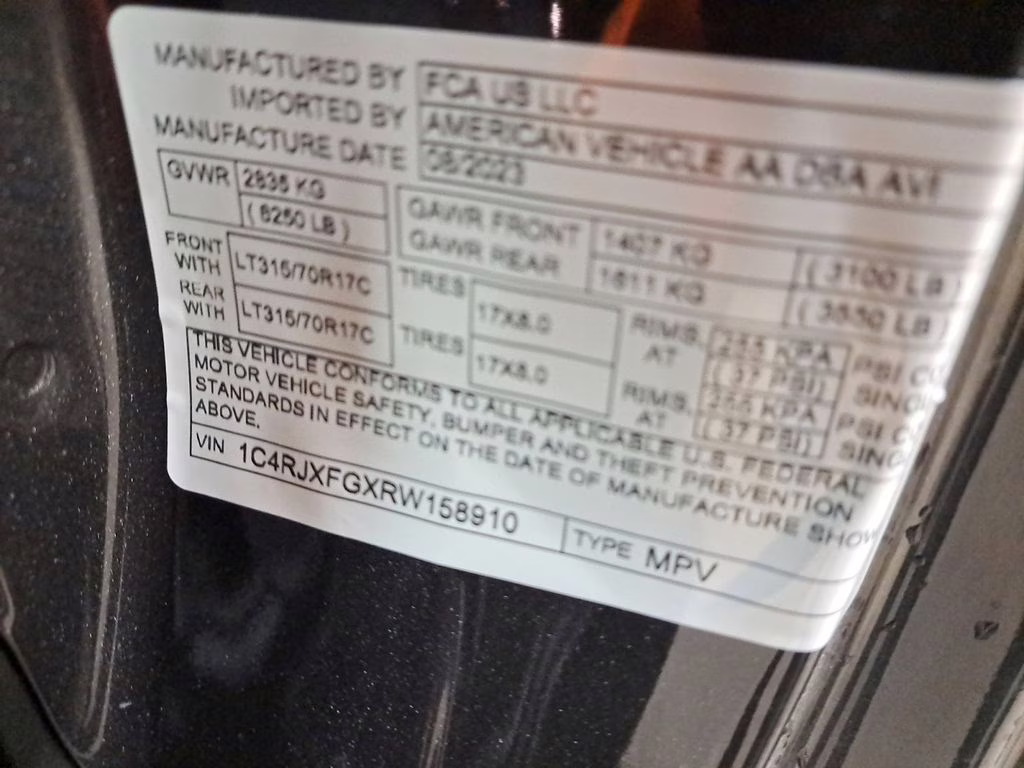 2024 Granite Crystal Metallic Clearcoat Jeep Wrangler Rubicon w/Tech & 35in Tire Pkg 4X4 SUV