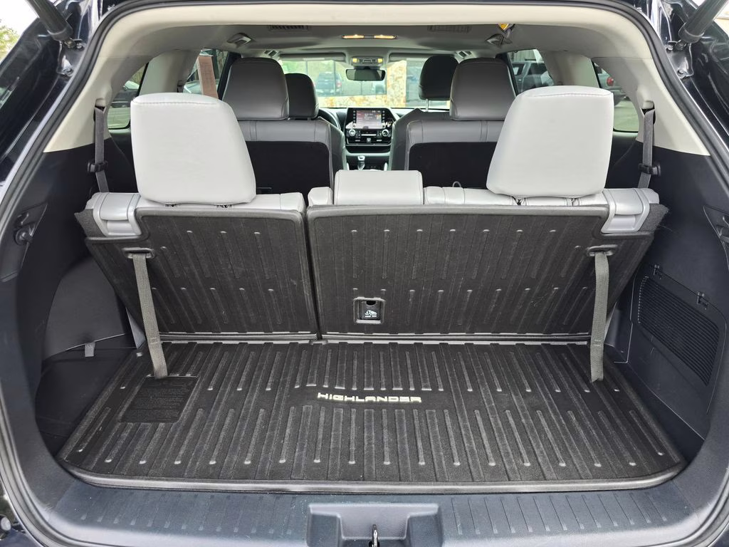 2021 Midnight Black Metallic Toyota Highlander XLE AWD SUV