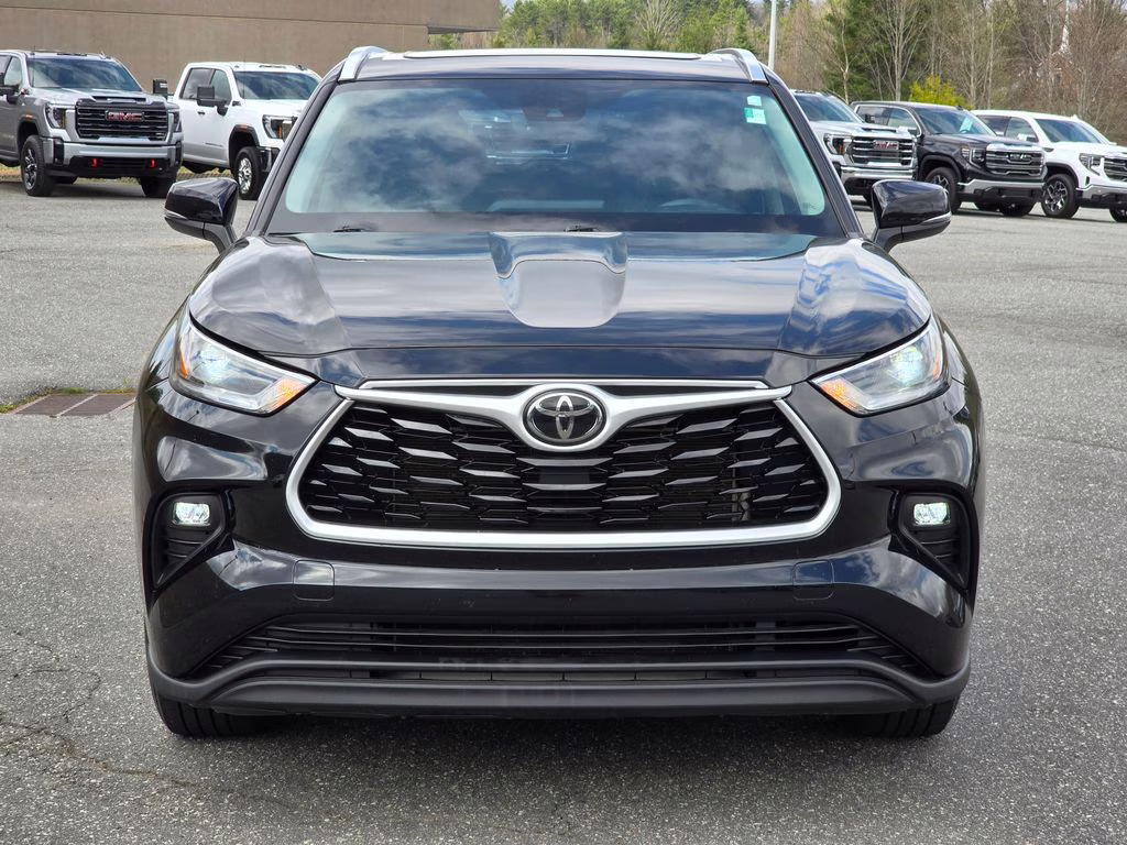 2021 Midnight Black Metallic Toyota Highlander XLE AWD SUV