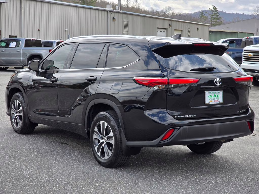 2021 Midnight Black Metallic Toyota Highlander XLE AWD SUV