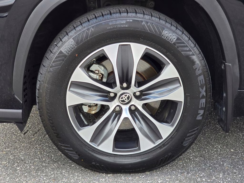 2021 Midnight Black Metallic Toyota Highlander XLE AWD SUV