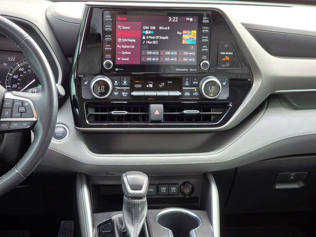 2021 Midnight Black Metallic Toyota Highlander XLE AWD SUV