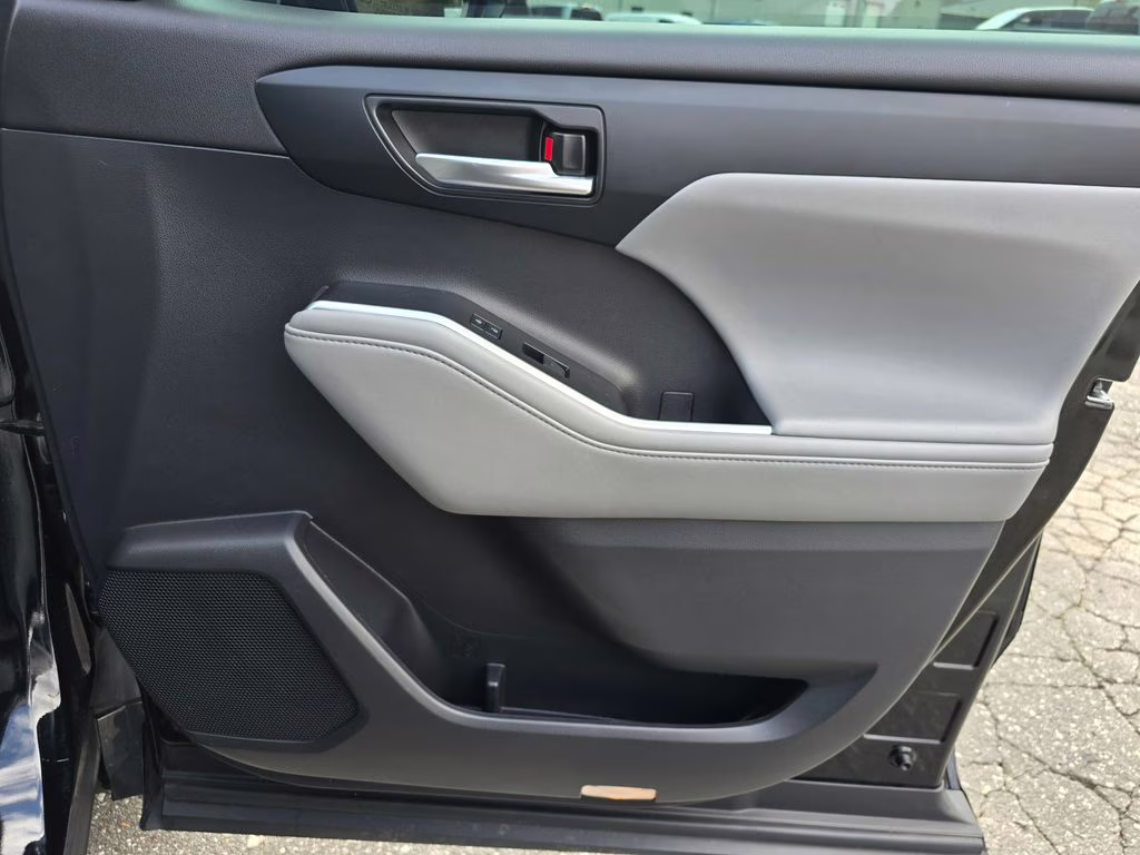 2021 Midnight Black Metallic Toyota Highlander XLE AWD SUV