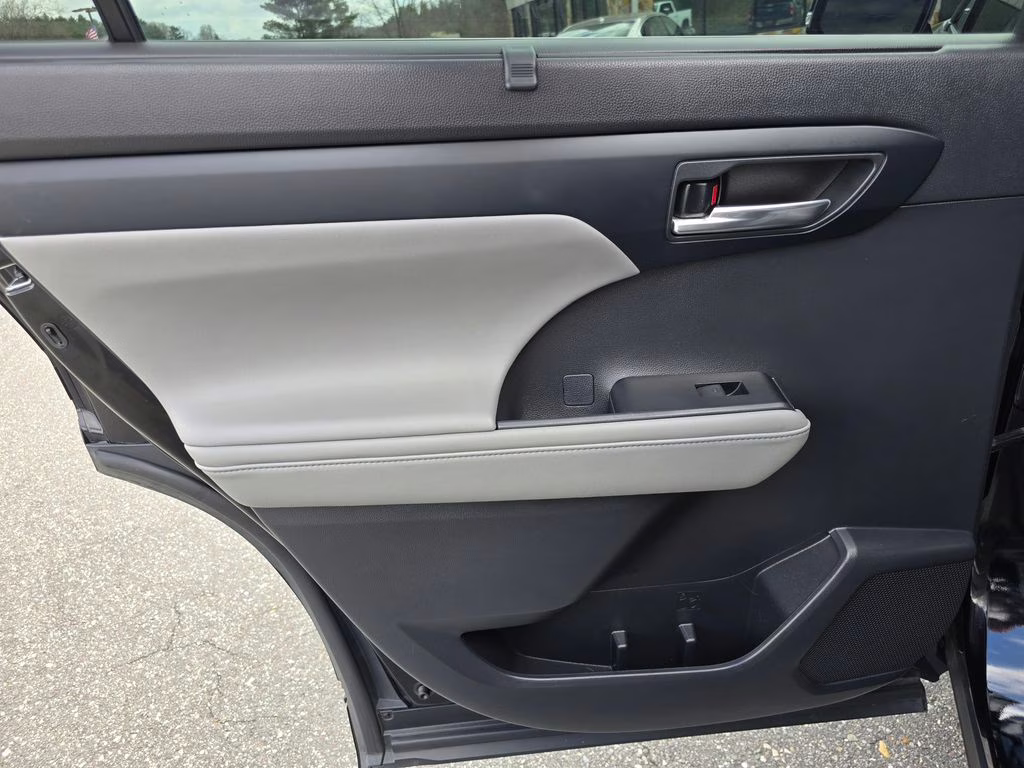 2021 Midnight Black Metallic Toyota Highlander XLE AWD SUV