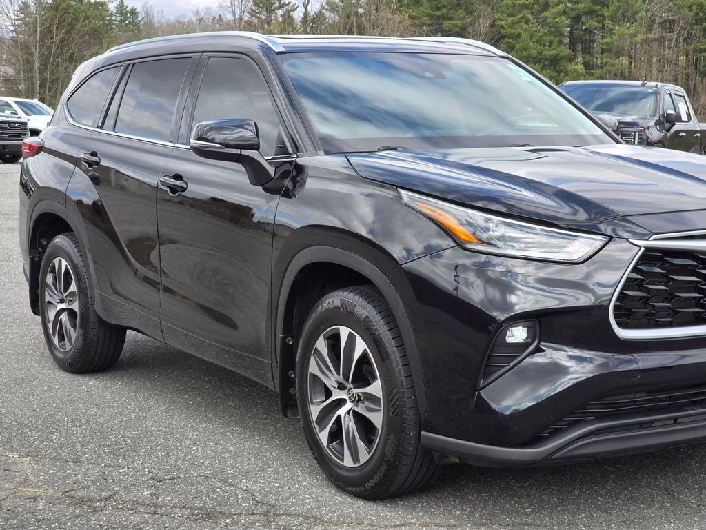 2021 Midnight Black Metallic Toyota Highlander XLE AWD SUV