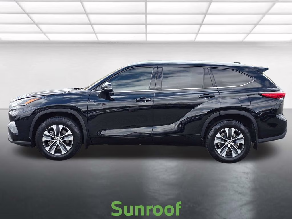 2021 Midnight Black Metallic Toyota Highlander XLE AWD SUV