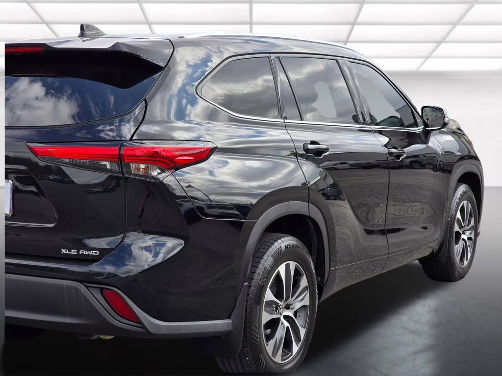 2021 Midnight Black Metallic Toyota Highlander XLE AWD SUV