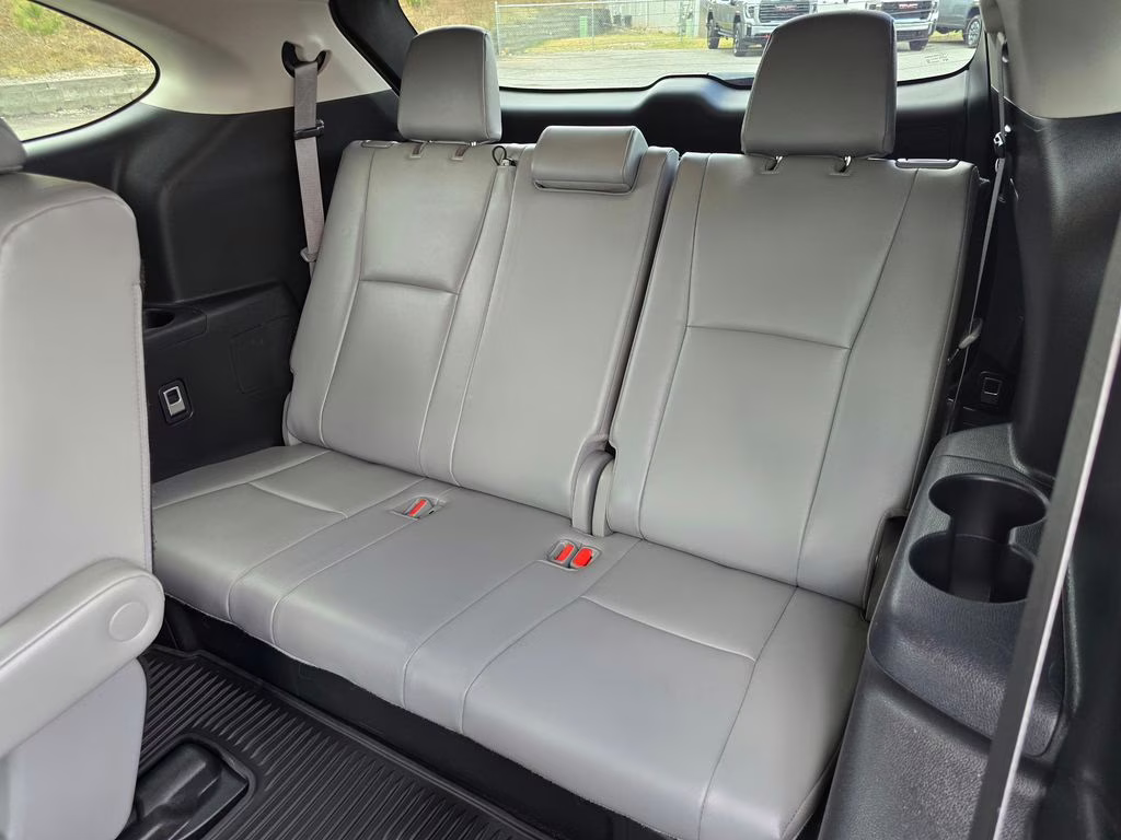 2021 Midnight Black Metallic Toyota Highlander XLE AWD SUV