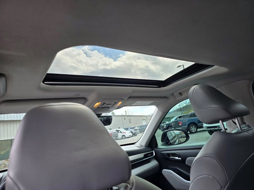 2021 Midnight Black Metallic Toyota Highlander XLE AWD SUV