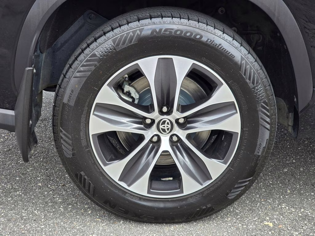 2021 Midnight Black Metallic Toyota Highlander XLE AWD SUV