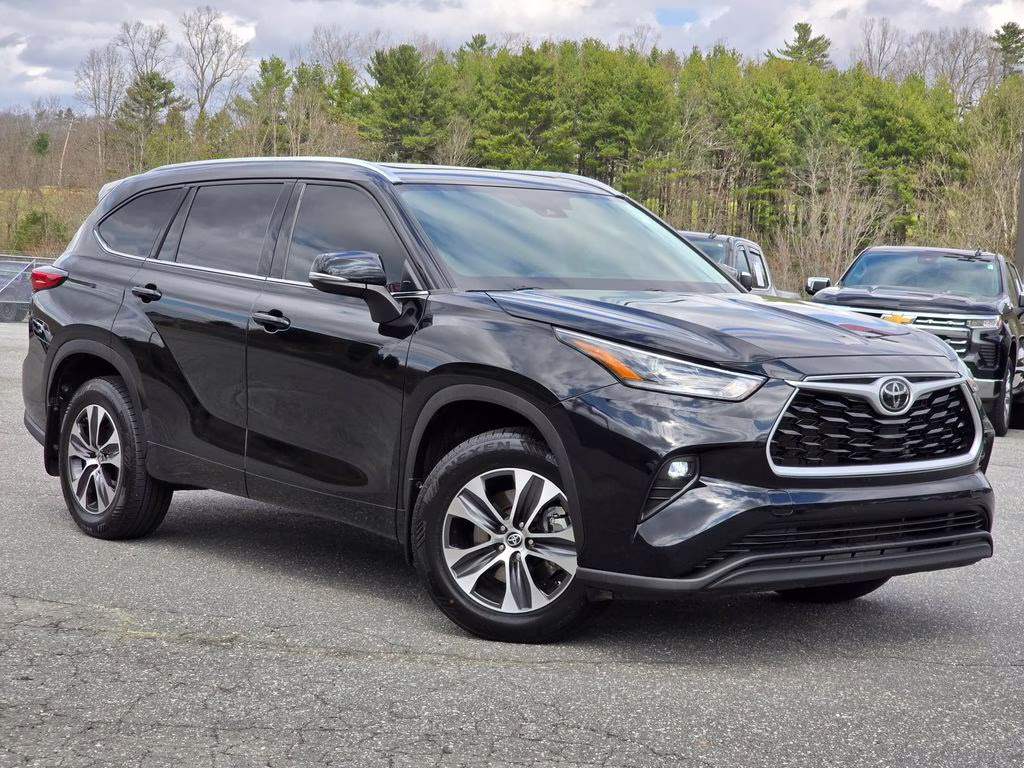 2021 Midnight Black Metallic Toyota Highlander XLE AWD SUV