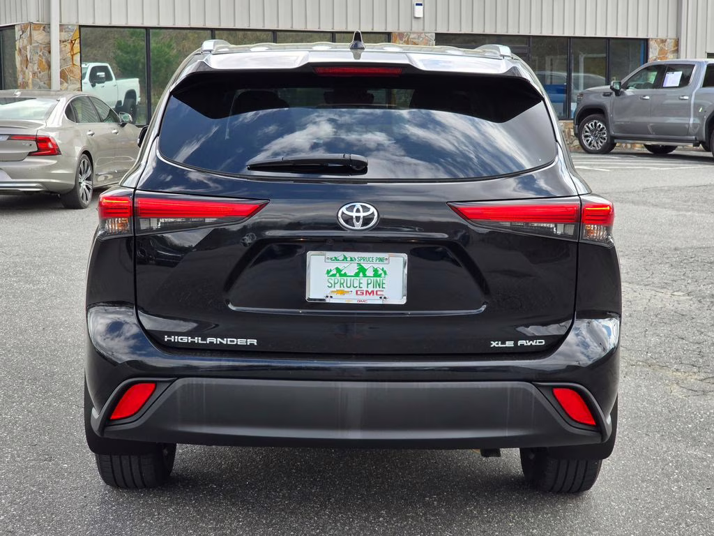 2021 Midnight Black Metallic Toyota Highlander XLE AWD SUV