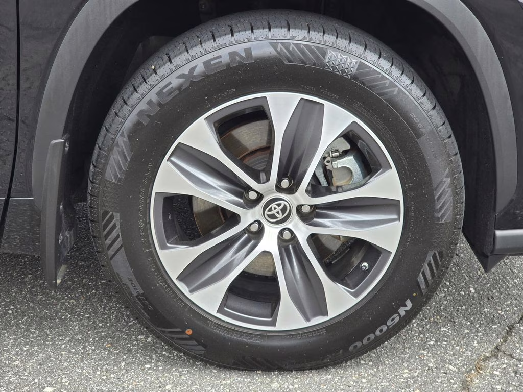 2021 Midnight Black Metallic Toyota Highlander XLE AWD SUV