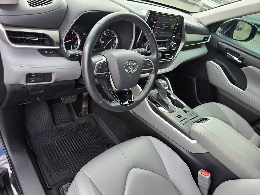 2021 Midnight Black Metallic Toyota Highlander XLE AWD SUV