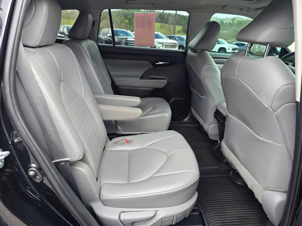 2021 Midnight Black Metallic Toyota Highlander XLE AWD SUV