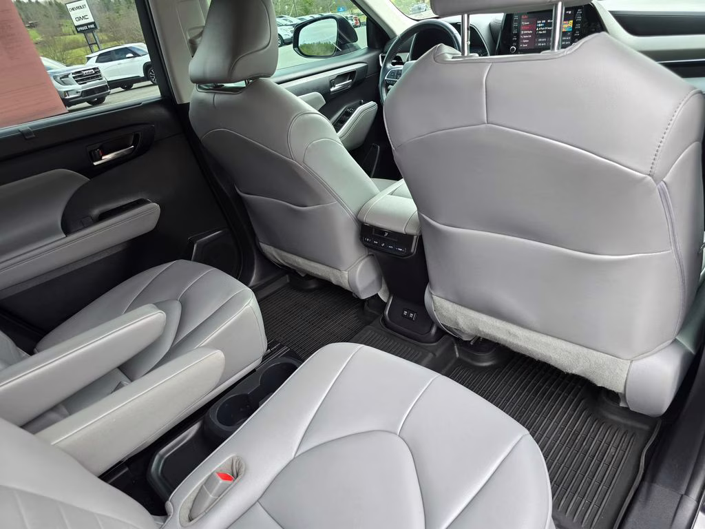 2021 Midnight Black Metallic Toyota Highlander XLE AWD SUV