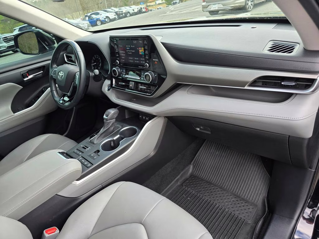 2021 Midnight Black Metallic Toyota Highlander XLE AWD SUV