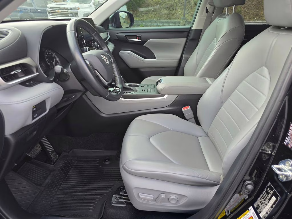 2021 Midnight Black Metallic Toyota Highlander XLE AWD SUV