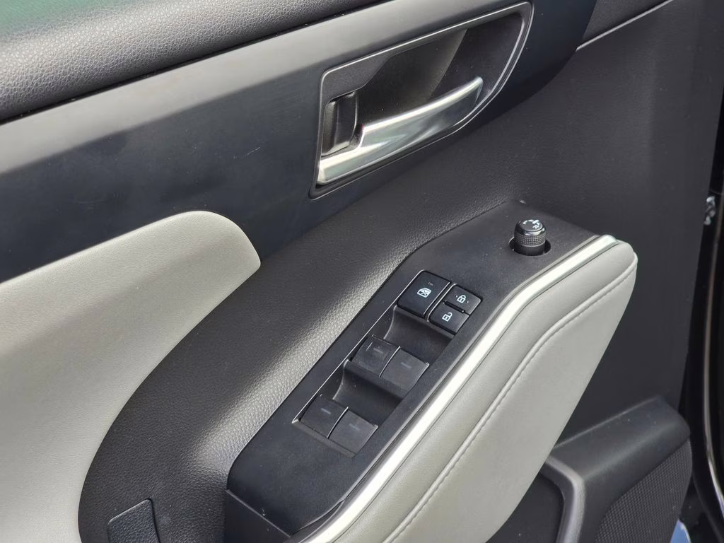 2021 Midnight Black Metallic Toyota Highlander XLE AWD SUV