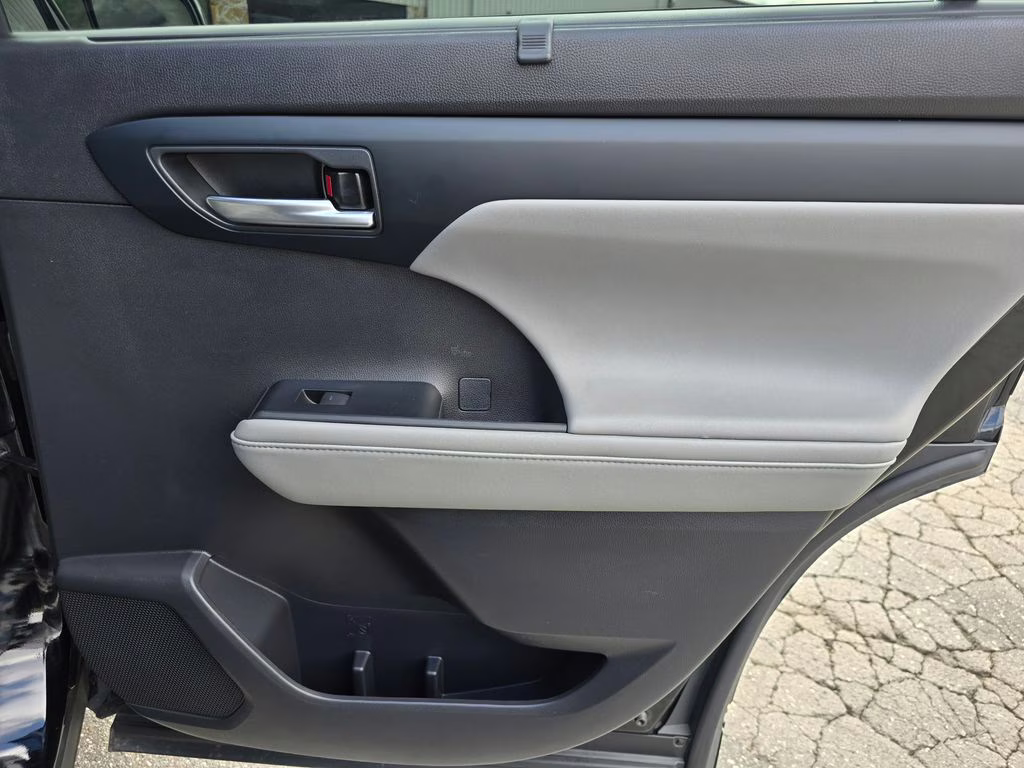 2021 Midnight Black Metallic Toyota Highlander XLE AWD SUV