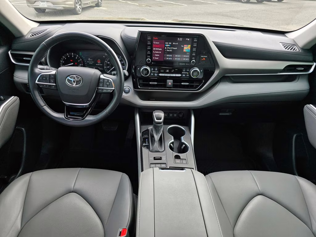 2021 Midnight Black Metallic Toyota Highlander XLE AWD SUV