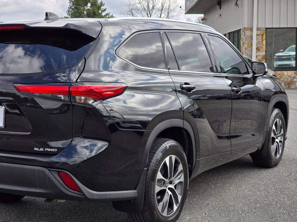 2021 Midnight Black Metallic Toyota Highlander XLE AWD SUV