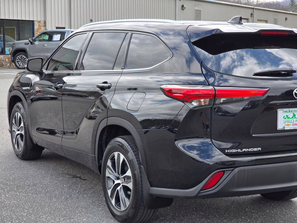 2021 Midnight Black Metallic Toyota Highlander XLE AWD SUV