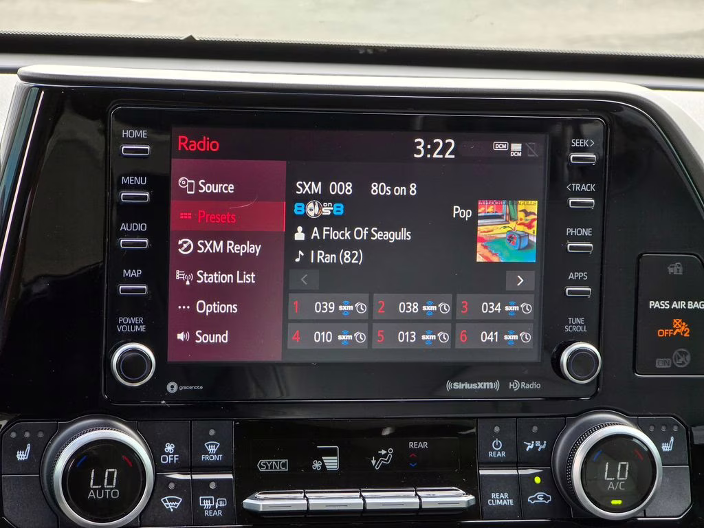 2021 Midnight Black Metallic Toyota Highlander XLE AWD SUV