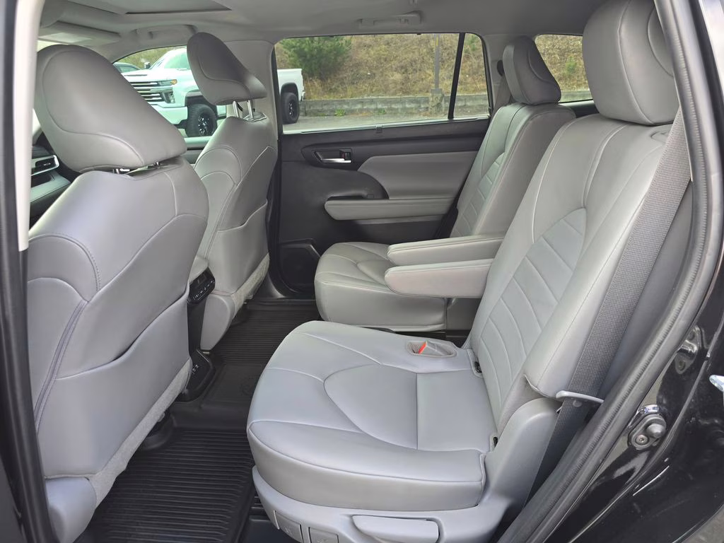 2021 Midnight Black Metallic Toyota Highlander XLE AWD SUV