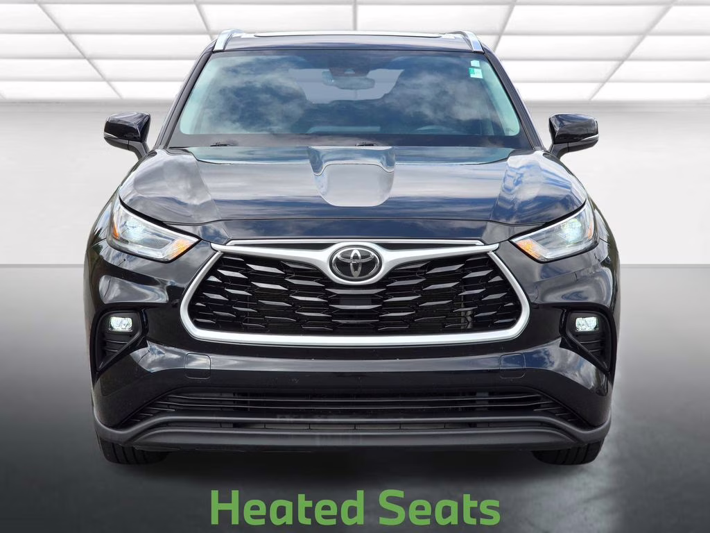 2021 Midnight Black Metallic Toyota Highlander XLE AWD SUV