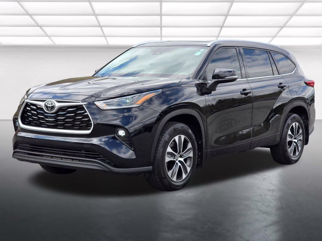 2021 Midnight Black Metallic Toyota Highlander XLE AWD SUV