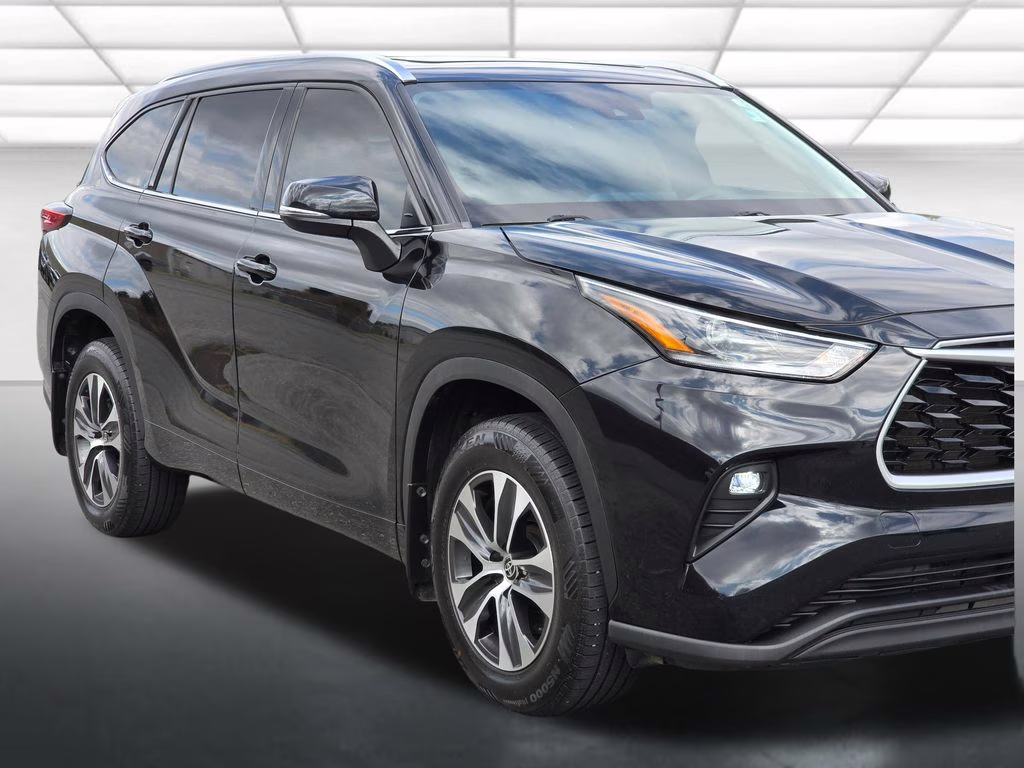 2021 Midnight Black Metallic Toyota Highlander XLE AWD SUV