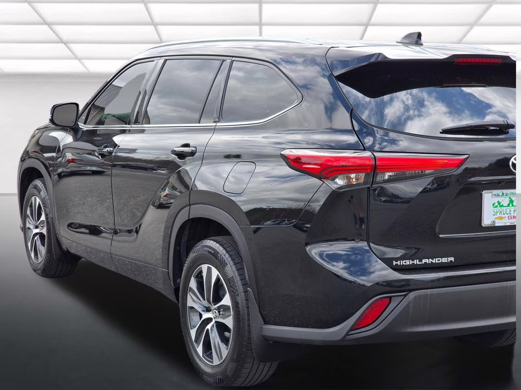 2021 Midnight Black Metallic Toyota Highlander XLE AWD SUV