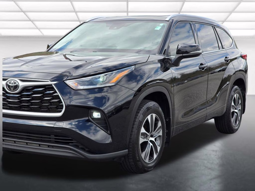 2021 Midnight Black Metallic Toyota Highlander XLE AWD SUV