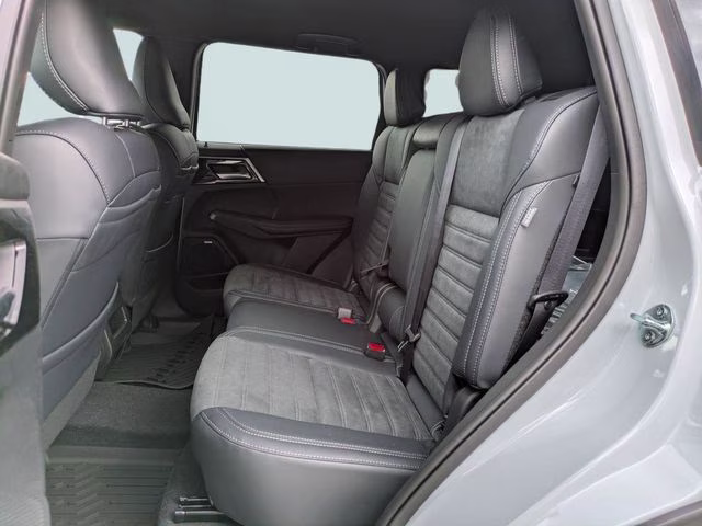 2026 White Diamond Mitsubishi Outlander SE FWD SUV