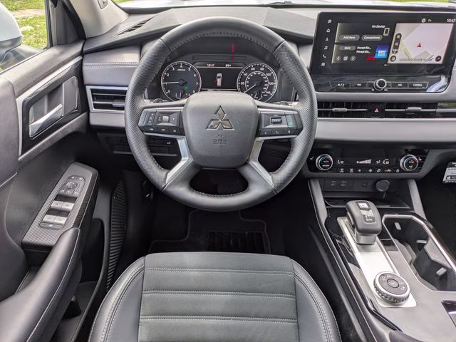 2026 White Diamond Mitsubishi Outlander SE FWD SUV