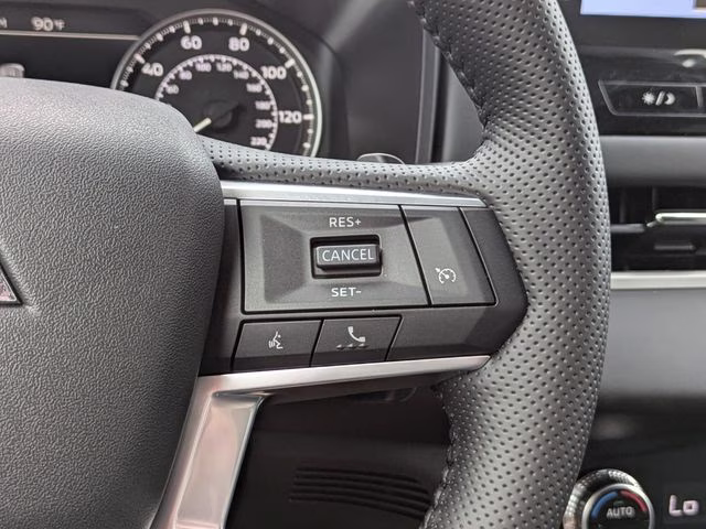2026 White Diamond Mitsubishi Outlander SE FWD SUV