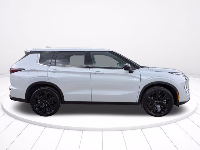 2026 White Diamond Mitsubishi Outlander SE FWD SUV